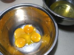 蛋白、蛋黄分离，蛋白入无油无水的打蛋盆中