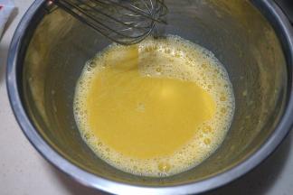 蛋黄中加入20克红糖、玉米油、清水，用手动打蛋器混合均匀