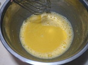 蛋黄中加入20克红糖、玉米油、清水，用手动打蛋器混合均匀