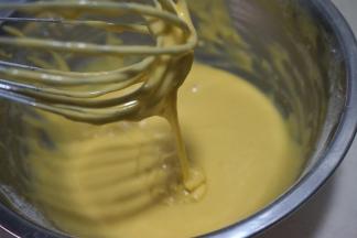 以不规则的方向搅拌均匀，无干粉颗粒，提起打蛋器，蛋黄糊能比较顺畅呈丝带状垂落下来，放一旁静置备用