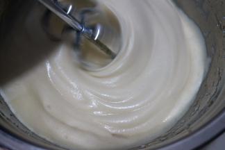 待蛋清打成白色细腻状时，加入三分之一左右红糖，继续中速打发