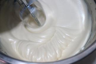 待打出明显纹路时，加入剩下的红糖，继续中速打发