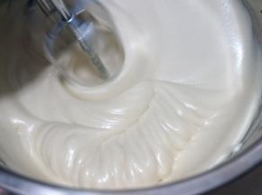 待打出明显纹路时，加入剩下的红糖，继续中速打发