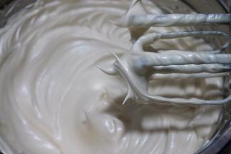 蛋白糊呈细腻有光泽状态时，提起打蛋器，蛋白呈较小的尖尖状就可以了；此时烤箱开始预热160度