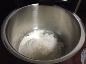 将除黄油外的材料倒入厨师机中搅拌均匀