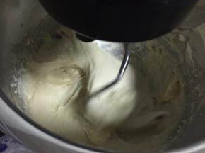 搅拌均匀后再撕入小块的黄油一起搅拌均匀
