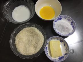 准备好椰蓉材料（我1个鸡蛋液总共48g，所以一个鸡蛋分两半使用差不多）