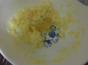 然后分少量多次加入鸡蛋液打发