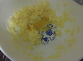 然后分少量多次加入鸡蛋液打发