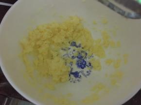 黄油软化后加入糖粉用打蛋器打发