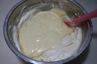 将混合好的糊糊倒回到蛋白糊盆中