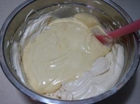 将混合好的糊糊倒回到蛋白糊盆中