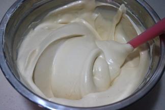 从下向上翻拌均匀，呈细腻有光泽的蛋糕糊