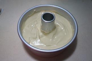 将蛋糕糊倒入学厨7寸活底中空蛋糕模中，表面用刮刀刮平，端起蛋糕模，从20公分高处向下坠落三次，震出蛋糕糊内部的大气泡