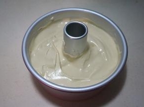 将蛋糕糊倒入学厨7寸活底中空蛋糕模中，表面用刮刀刮平，端起蛋糕模，从20公分高处向下坠落三次，震出蛋糕糊内部的大气泡