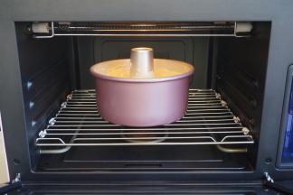 入预热好的烤箱中层，上火160度，下火150度，45分钟