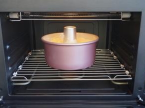 入预热好的烤箱中层，上火160度，下火150度，45分钟