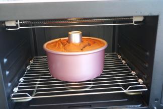 蛋糕回落，与模具持平，出炉，立即端起模具轻轻震几下，将蛋糕内部多余的热气震出，然后倒扣在晾架上