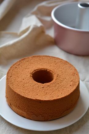 彻底晾凉后的蛋糕完美脱模，