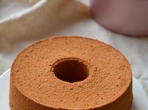 彻底晾凉后的蛋糕完美脱模，