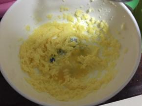 要打发至充分吸收了才进行下次加入蛋液