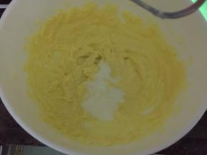 然后加入纯牛奶搅拌均匀