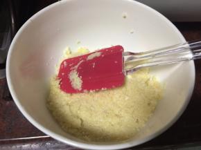 再加入椰蓉搅拌均匀