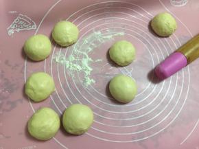 再将面团分成60g的等份，然后盖上保鲜膜松弛20分钟