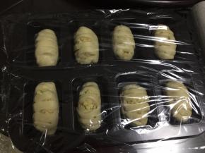 盖上保鲜膜进行最后发酵