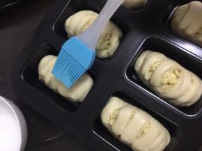 表面刷上牛奶液