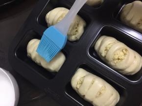 表面刷上牛奶液