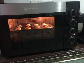 烤箱于180摄氏度预热后放入烤箱中层上下火烤20分钟