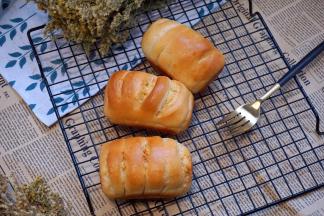 出炉放在烤架上晾凉