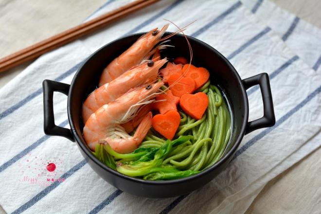 菠菜汁大虾鸡汤面