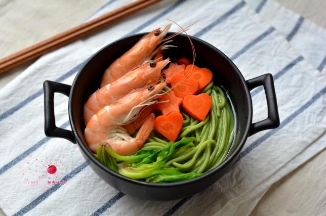菠菜汁大虾鸡汤面