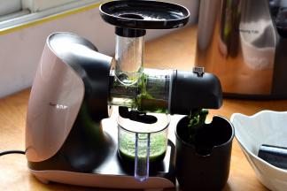 用原汁机榨出纯菠菜汁