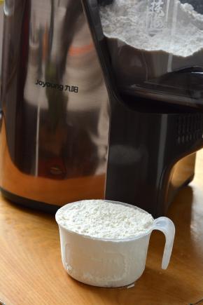 两平杯的面粉准备好