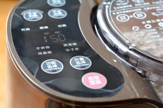 倒入面条机搅拌桶中，盖上盖子，选择“蔬菜面”，电子屏幕显示需要150ML的蔬菜汁