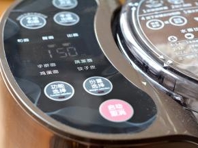 倒入面条机搅拌桶中，盖上盖子，选择“蔬菜面”，电子屏幕显示需要150ML的蔬菜汁