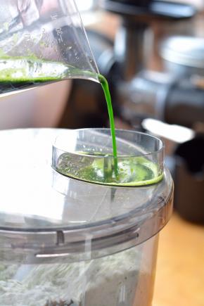 接通电源，让搅拌棒将面粉搅拌起来，将菠菜汁从注水孔处倒入搅拌桶内