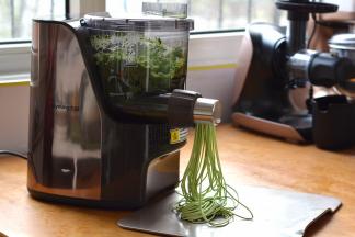 经过揉面、饧面，菠菜汁面条顺利被挤压出来