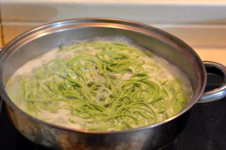 面条入开水锅中，煮熟