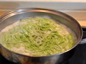 面条入开水锅中，煮熟