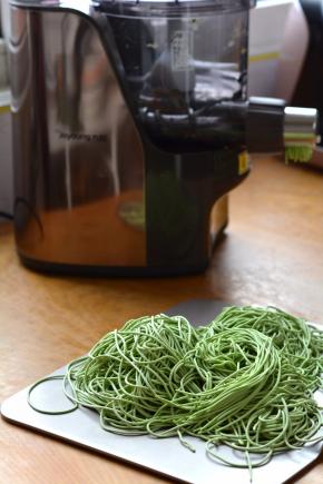 做好的面条完整而均匀