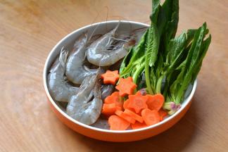 大虾、菠菜、胡萝卜洗净