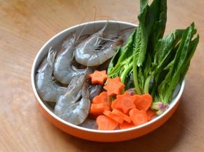 大虾、菠菜、胡萝卜洗净