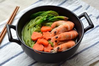 面条捞入碗中，加入鸡汤，再摆上焯过水的大虾、胡萝卜、菠菜，根据口味撒盐