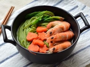 面条捞入碗中，加入鸡汤，再摆上焯过水的大虾、胡萝卜、菠菜，根据口味撒盐