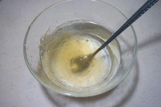 吉利丁片用冰水泡软，如果用凉水泡可以放进冰箱冷藏一小会儿，这样可以去腥味，如果不介意这个微微的腥味，放冰箱这步可以省略