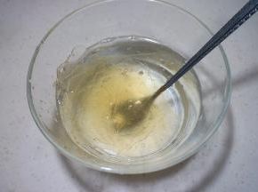 吉利丁片用冰水泡软，如果用凉水泡可以放进冰箱冷藏一小会儿，这样可以去腥味，如果不介意这个微微的腥味，放冰箱这步可以省略